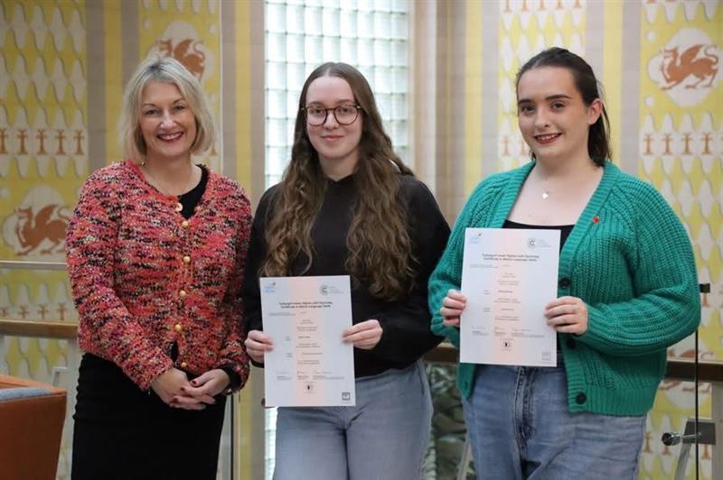 Elen Mai giving students their Welsh language certificate