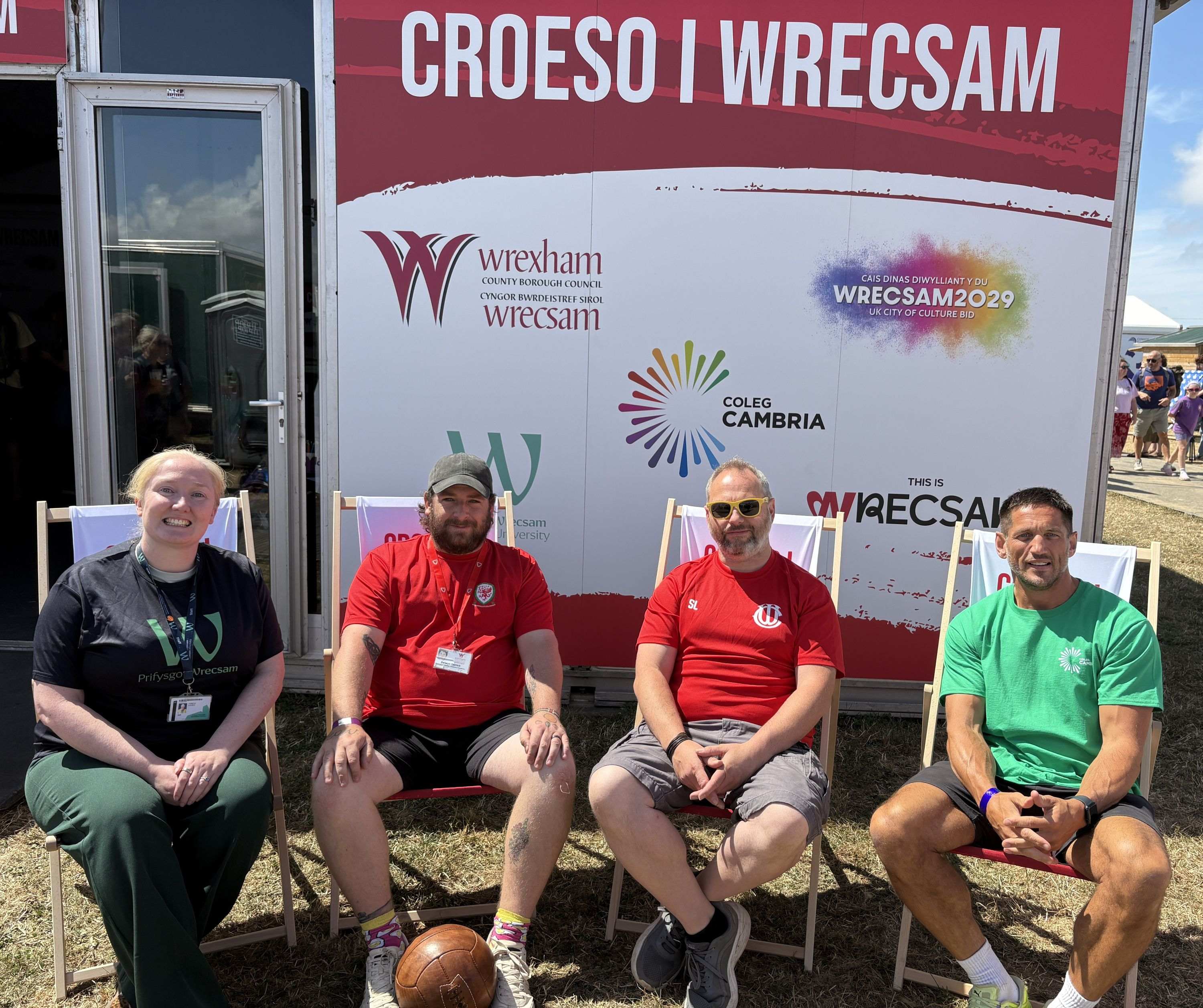 Mae Coleg Cambria, Prifysgol Wrecsam, Cyngor Bwrdeistref Sirol Wrecsam a thîm Dinas Diwylliant Wrecsam 2029 wedi ymuno ar stondin ar y cyd yn Eisteddfod Genedlaethol yr wythnos hon
